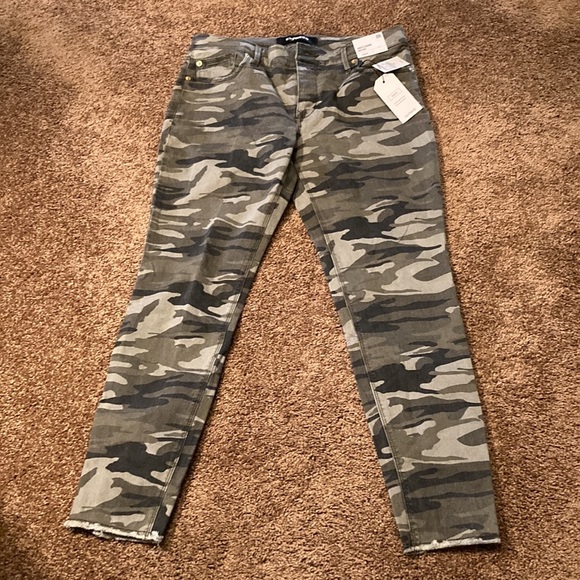 EXPRESS CAMO PANTS WITH STRETCH. SIZE 8R. ZIPPERS AT ANKLES. NWT - Picture 7 of 10